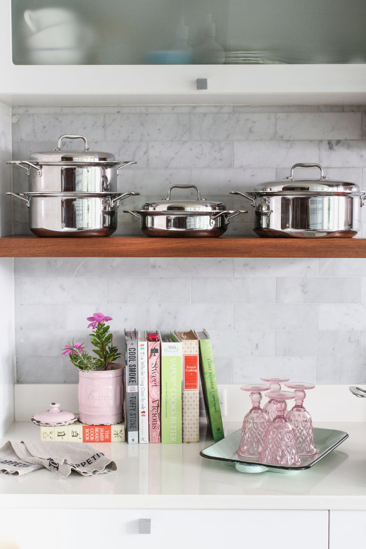 360 Cookware cookeware on a kitchen shelf with cookbooks and kitchen wear in a lifestyle shot